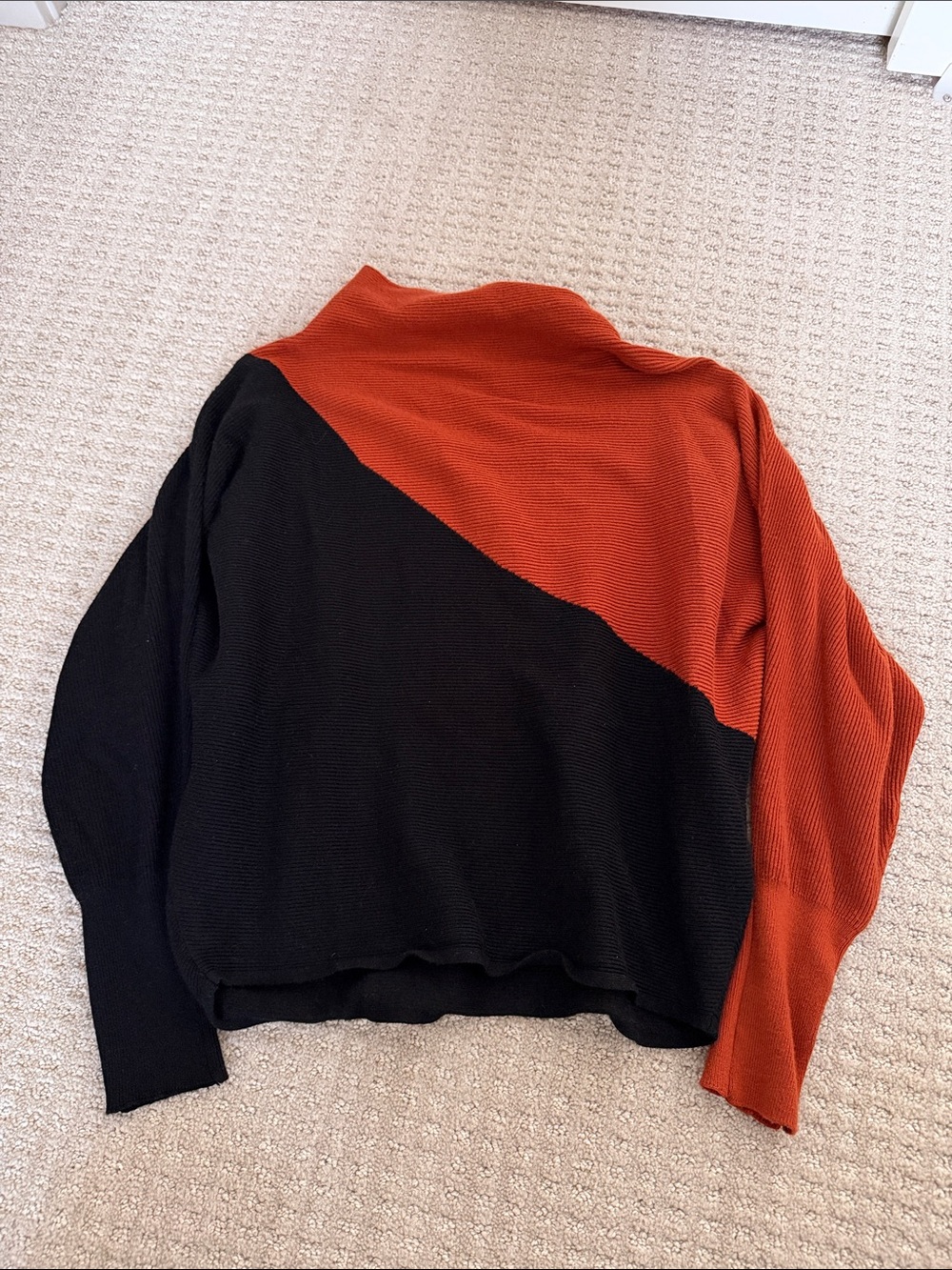 T Tahari Black and Rust Orange Colorblock Turtleneck Sweater sz M